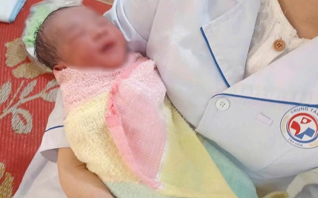 Bé trai sơ sinh khoảng 1 ngày tuổi bị bỏ rơi trong túi nylon ở Đắk Lắk