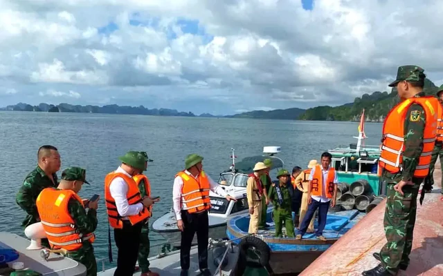 Lật tàu trên biển Vân Đồn, 3 người được cứu, 2 người mất tích