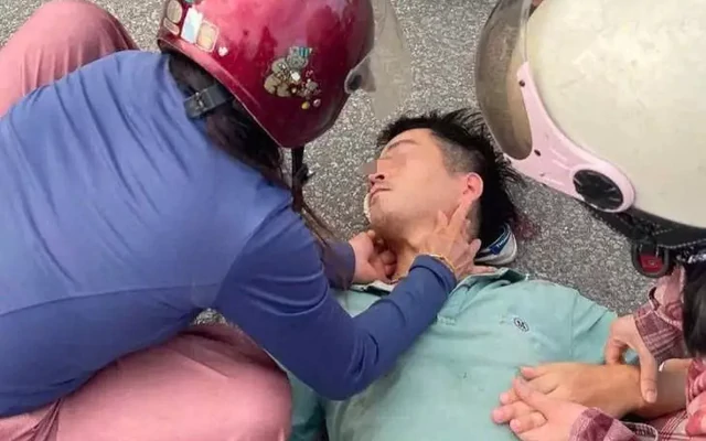 Hơn 10 phút ép tim giữa phố giành giật sự sống cho người đàn ông