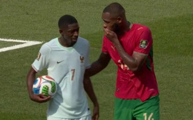 FIFA lại làm dư luận dậy sóng: Cầu thủ Maroc dùng tay che miệng nói với Dembele nhưng thoát thẻ đỏ