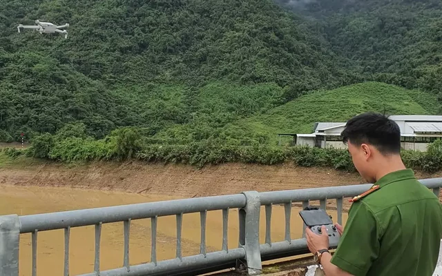 Dùng flycam tìm kiếm nạn nhân đuối nước trên sông Đà