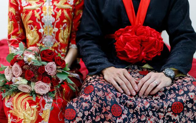 Đi dự đám cưới, ông chủ nhìn vào hàng ghế của cha mẹ chú rể rồi lập tức sa thải nam nhân viên: "Tôi rất tiếc, nhưng anh phải rời khỏi công ty”