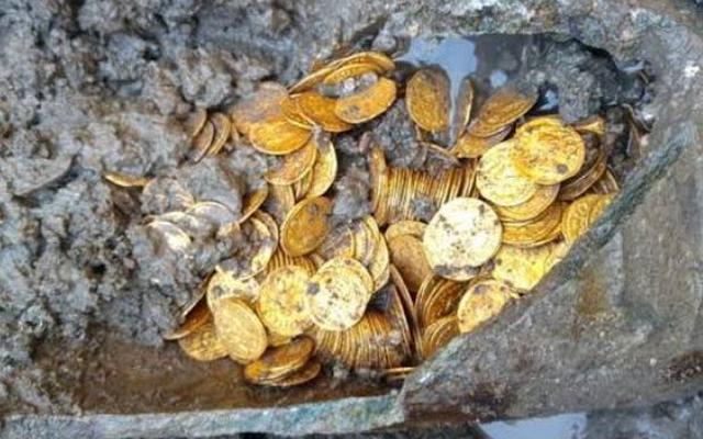 Dò kim loại trên cánh đồng, từng phát hiện 3,5 kg vàng và 23,8 kg bạc trị giá hơn 113 tỷ đồng