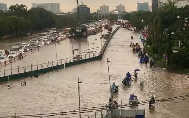 Hà Nội lý giải nguyên nhân khu vực Long Biên ngập sau trận mưa lớn