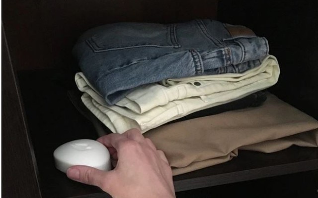 Vì sao nhiều nhà luôn có 1 bánh xà phòng mới nguyên trong tủ quần áo? Tác dụng không ngờ