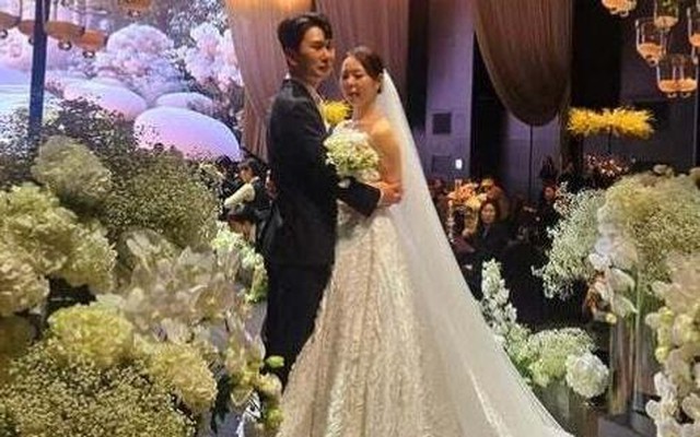 Cặp đôi đình đám ly hôn sau 6 tháng cưới, cô vợ lên mạng khóc ròng: "Tôi vô cùng phẫn uất"