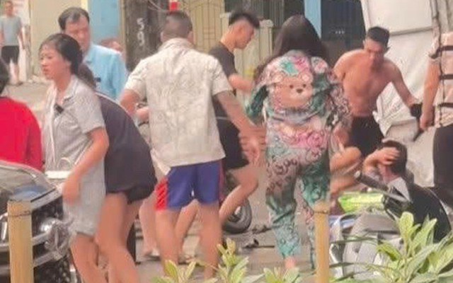 Công an xác minh nhóm người hành hung đôi nam nữ giữa phố Hà Nội