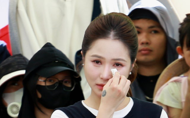 Hương Tràm bật khóc nức nở: "Tôi đau đớn"