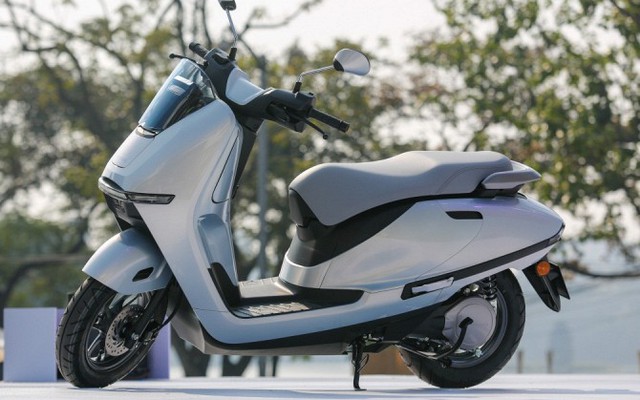 Một chiếc xe máy điện Honda đang khan hàng, đội giá hàng triệu đồng tại đại lý