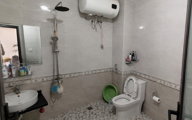 Vì sao ngày càng nhiều gia đình không còn lắp bình nóng lạnh trong phòng tắm? 2 cách bố trí an toàn hơn đang dần trở thành xu hướng mới