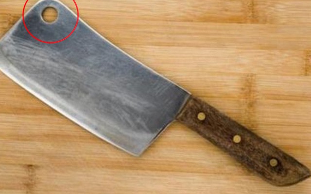 Lý do chiếc dao thường có 1 lỗ tròn