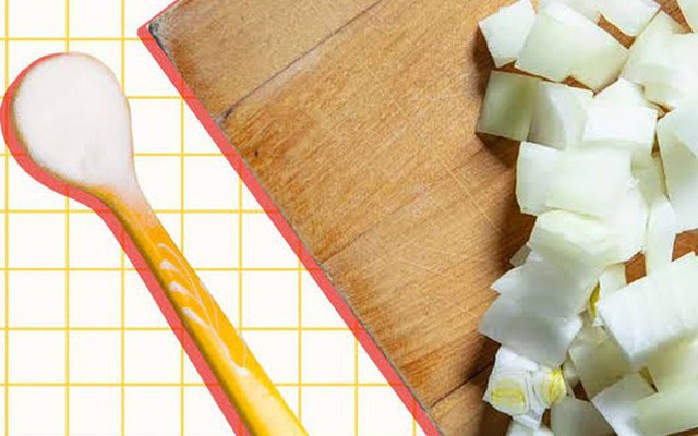 Vì sao nhiều người trộn hành tây với baking soda rồi đặt trong bếp?