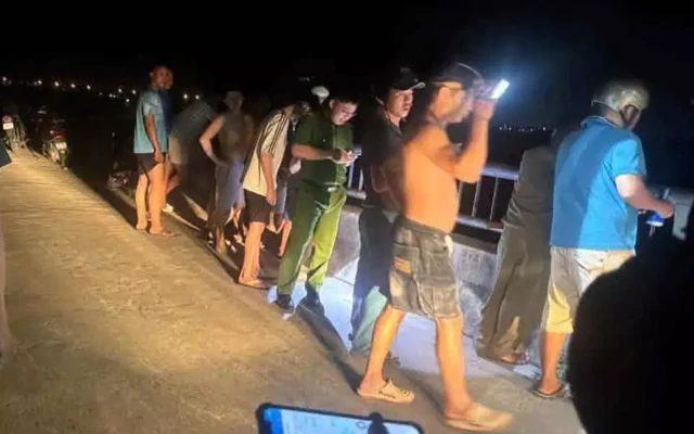 Bất ngờ người phụ nữ bỏ dép, giấy nhắn ‘vớt xác’ trên cầu để dọa chồng