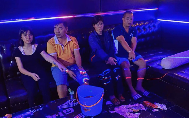 Công an kiểm tra 1 phòng karaoke, bắt Lò Thị Vi và Lò Thị Dương