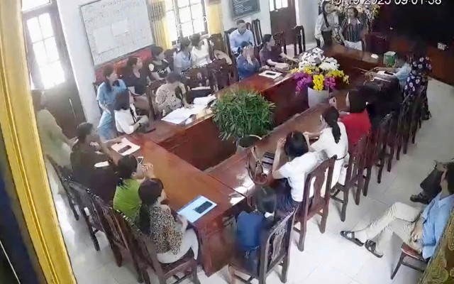Hiệu trưởng đập bàn, ném cốc khi họp bàn giao ở Ninh Bình: Thông tin mới nhất
