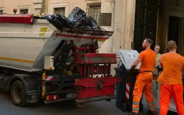 Vô tình vứt tấm vé số trúng độc đắc hơn 3 tỷ đồng vào thùng rác, người phụ nữ đòi lục tung xe chở rác để tìm