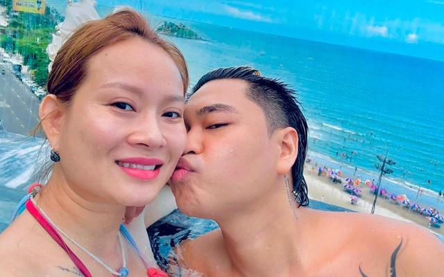 Nam ca sĩ Việt có tiếng lấy vợ hơn 8 tuổi có 2 con riêng: "Dành tất cả cho vợ con"