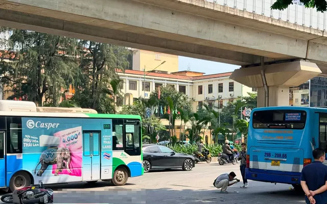 Hà Nội: Xe buýt va chạm xe máy, một cháu bé tử vong