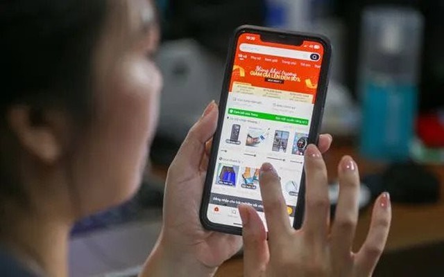 Từ ngày 1/7, một luật ở Việt Nam có hiệu lực, vì sao nhiều người tiêu dùng vẫn khó khi mua hàng online?