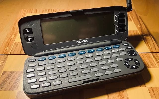 Ngày xưa ai mà dùng chiếc Nokia 9000 Communicator này thì "sang chảnh" kém gì iPhone 17 Pro Max bây giờ