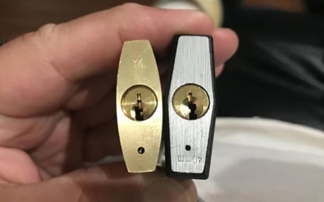 Vì sao trên các ổ khóa thường có 1 chiếc lỗ nhỏ siêu nhỏ?