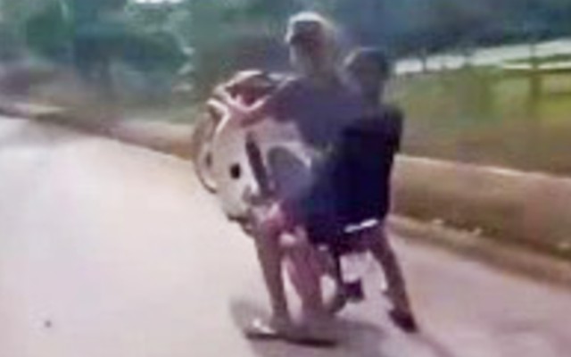 Thiếu niên 15 tuổi bốc đầu xe máy bị tịch thu phương tiện