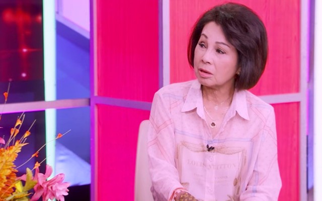 Nữ danh ca 73 tuổi 5 giờ sáng chạy bộ: "Tôi đàn ông lắm vì nghề nên tôi mặc áo dài"