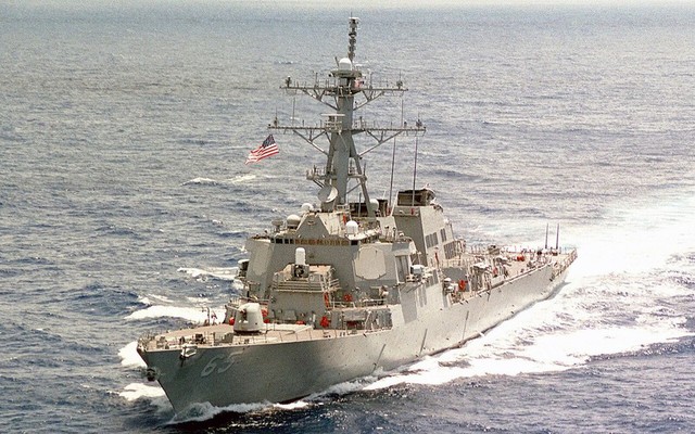 Tàu khu trục USS Benfold của Mỹ gặp sự cố nghiêm trọng