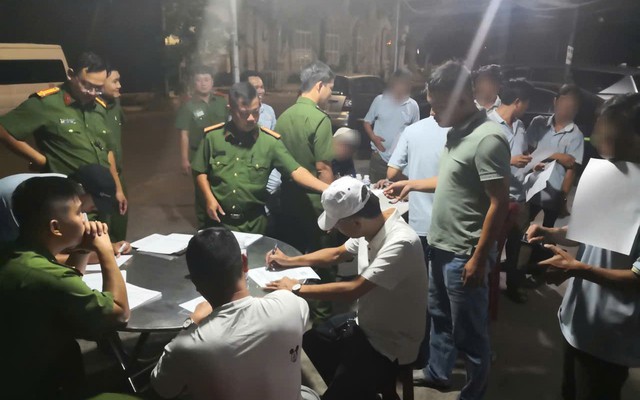 Công an kiểm tra một bãi xe lúc 4 giờ 30 phút 