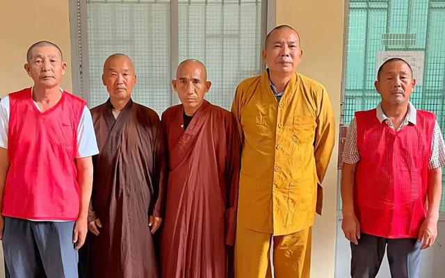 Phát hiện 5 người nước ngoài mặc trang phục tu sĩ mời gọi, bán hàng cho du khách ở chợ Bến Thành
