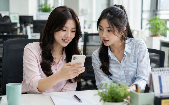 Thấy đồng nghiệp khoe có bạn trai giàu, cô gái vừa nhìn ảnh thì run người