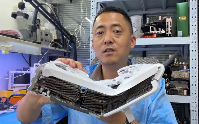Chiếc RTX 5060 Ti bị bẻ cong gần như gập đôi sau tai nạn ô tô, sửa xong vẫn hoạt động bình thường
