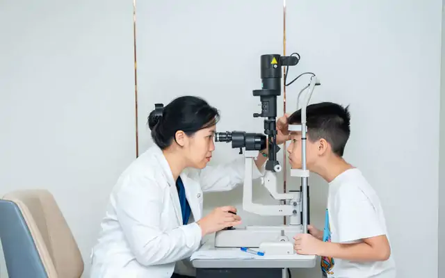 Báo động cận thị học đường: Nhiều trẻ giảm thị lực từ rất sớm