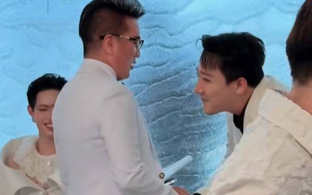"Ông hoàng nhạc Việt" xuất hiện, Trấn Thành đứng bật dậy, cúi người chào lễ phép