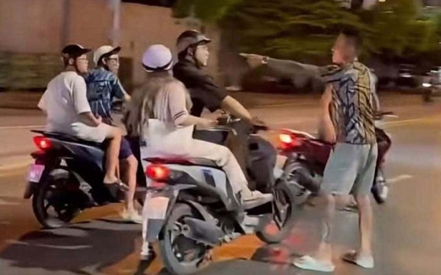 Xác minh vụ thanh niên xăm trổ hành hung người trên phố Hà Nội
