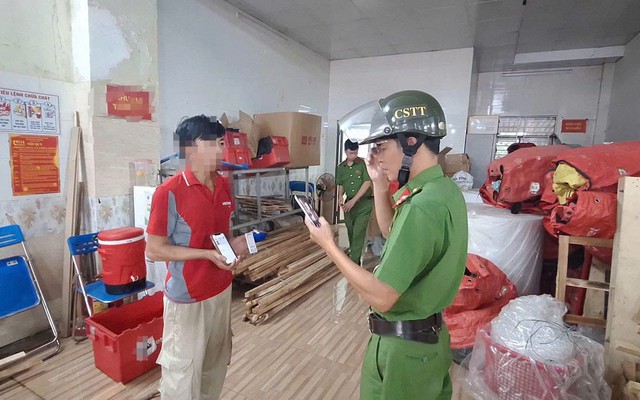 Công an ra quân kiểm tra 2 cơ sở kinh doanh dịch vụ shipper, test nhanh ma túy nhân viên