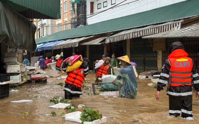 Mưa lớn nhấn chìm chợ đầu mối ở Lạng Sơn, gần 1.000 người xuyên đêm ứng cứu