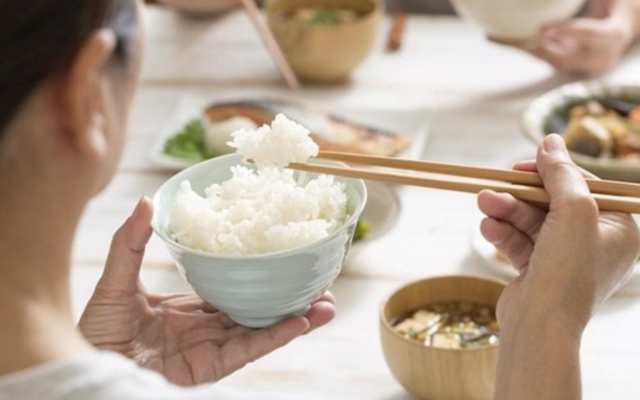 5 thói quen khi ngồi ăn cơm cần bỏ ngay để tránh hại sức khỏe