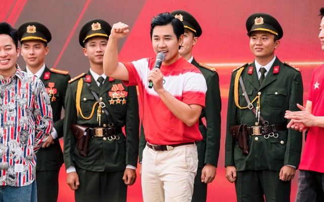 MC Nguyên Khang khuấy động chương trình “Fandom Yêu Nước”