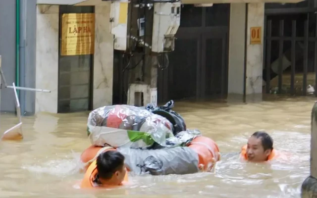 Nhà ngập đến mái, người dân Lạng Sơn bơi trên lũ để di tản