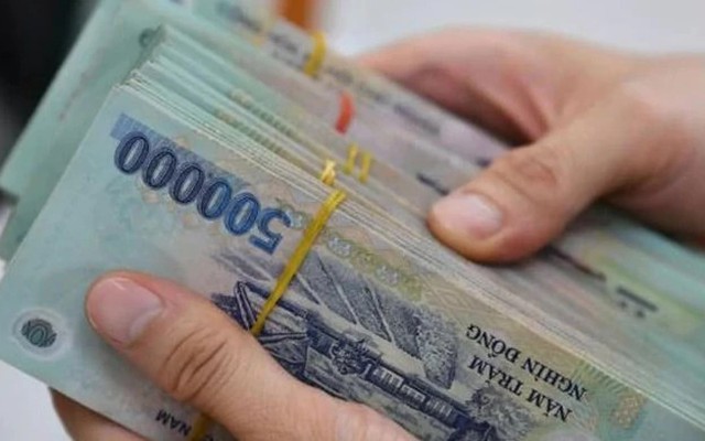 Công an xác minh 400.000.000 đồng tiền mặt nằm chơ vơ trên đường