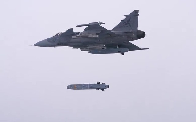 Tiêm kích Gripen C tấn công cực mạnh nhờ tên lửa hành trình Taurus