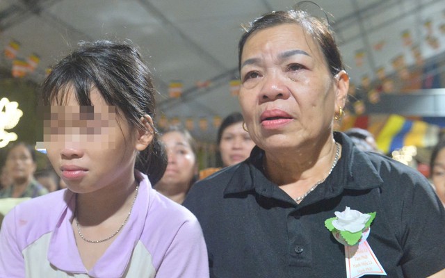 Bé gái 10 tuổi bật khóc khi nghe 'Gặp mẹ trong mơ' ở lễ Vu Lan