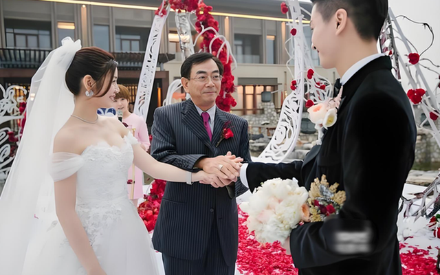 Ngày cưới, tôi bỏ bố đẻ để mời bố dượng lên sân khấu, nào ngờ món quà ông trao khiến cả hội trường chết lặng