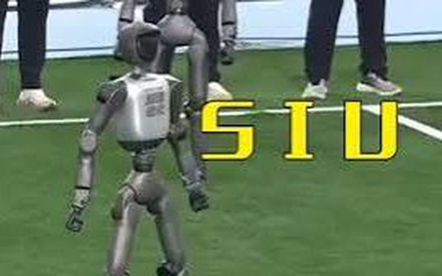 Bật cao xoay người ăn mừng Siuuu chuẩn đét CR7, robot gây sốt tại đại hội thể thao