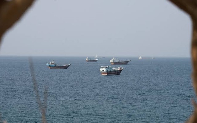 Tàu chở dầu 'tàng hình' ở eo biển Hormuz giúp kìm giá dầu thế nào?