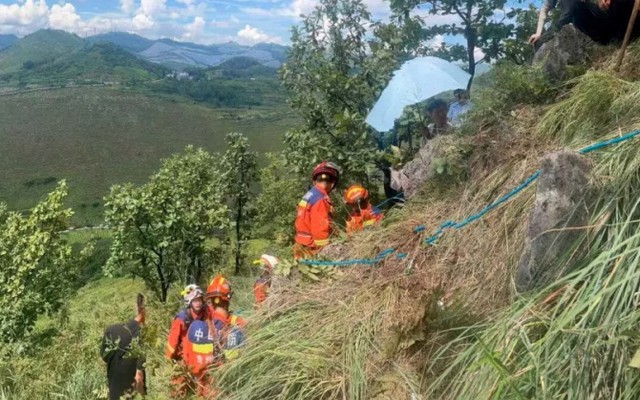 Cụ ông 93 tuổi lên núi hái thuốc rồi mất tích, 3h sáng đội cứu hộ bất ngờ phát hiện tín hiệu lạ