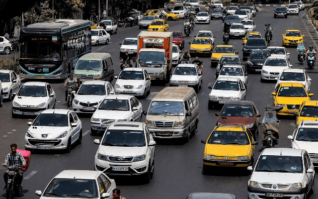 Bán chưa tới 1.000 đồng/lít xăng, nền kinh tế hơn 90 triệu dân đang thiếu nhiên liệu nghiêm trọng, hàng dài người xếp hàng chờ đổ xăng