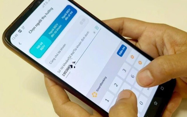 Từ 1/9, một ngân hàng áp dụng quy định mới với người giao dịch chuyển khoản, nhận tiền trên 20 lần/tháng