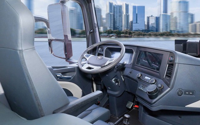 Hãng xây nhà máy ở Huế ra mắt xe điện hạng nặng, tặng trụ sạc giá hơn 1 tỷ đồng khi mua 5 xe